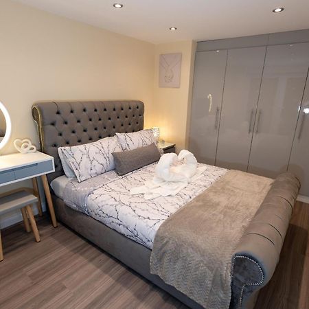 Cosy 1 Bedroom Basement Apartment With Private Patio Area Londen Buitenkant foto