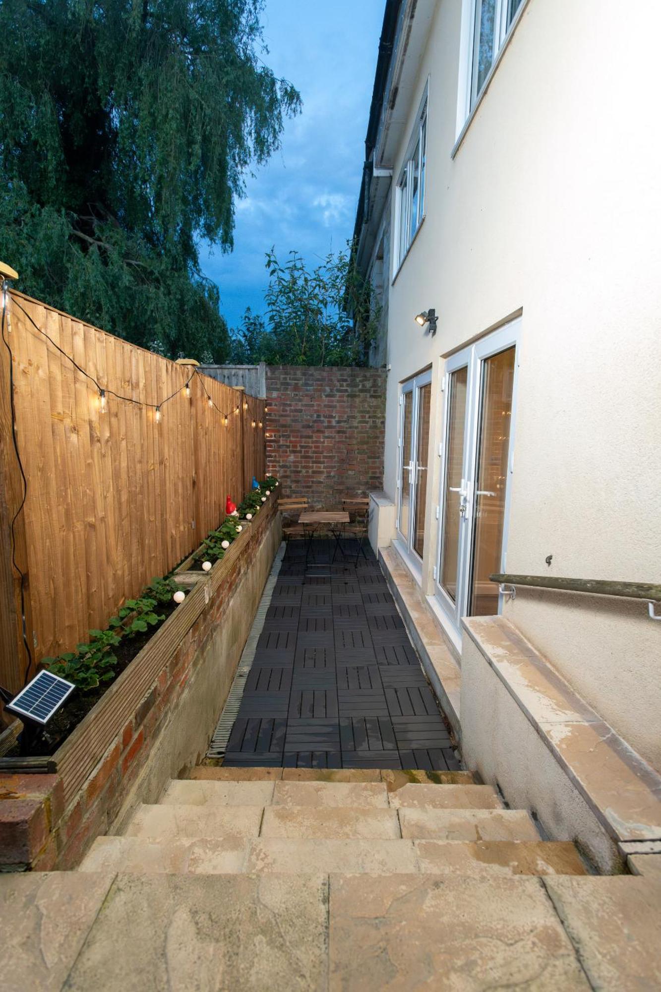 Cosy 1 Bedroom Basement Apartment With Private Patio Area Londen Buitenkant foto