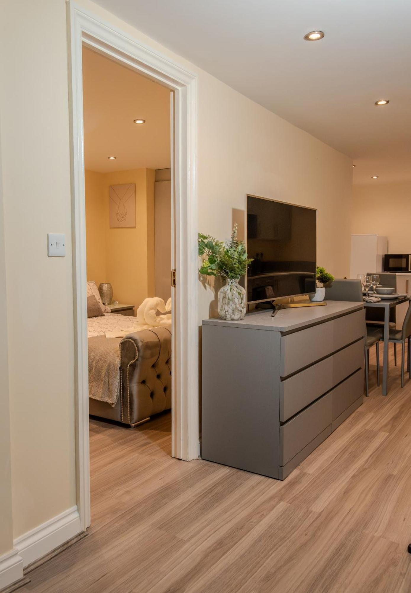Cosy 1 Bedroom Basement Apartment With Private Patio Area Londen Buitenkant foto