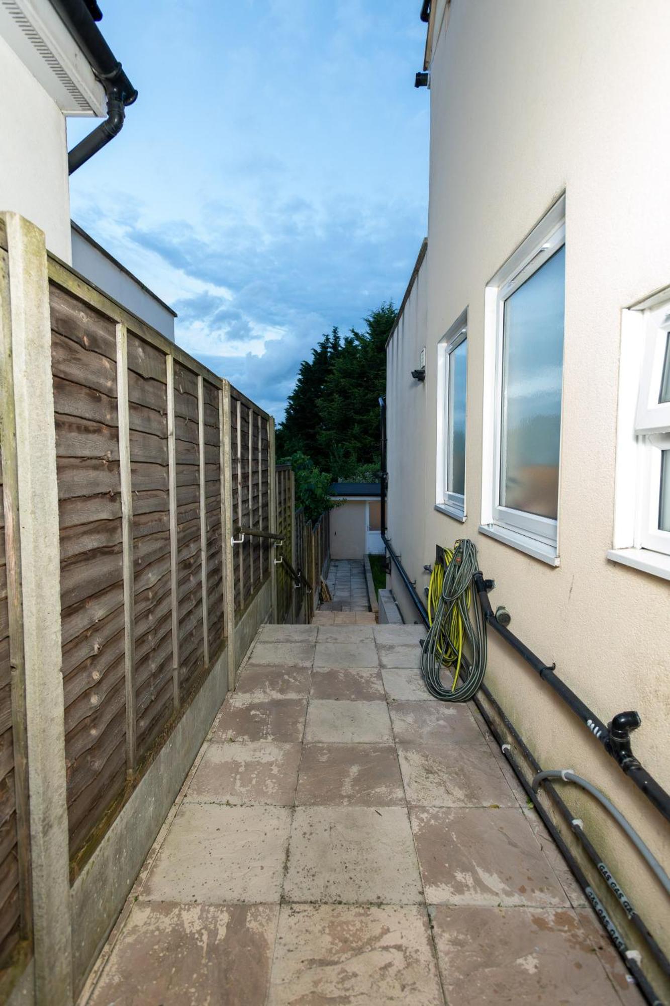 Cosy 1 Bedroom Basement Apartment With Private Patio Area Londen Buitenkant foto
