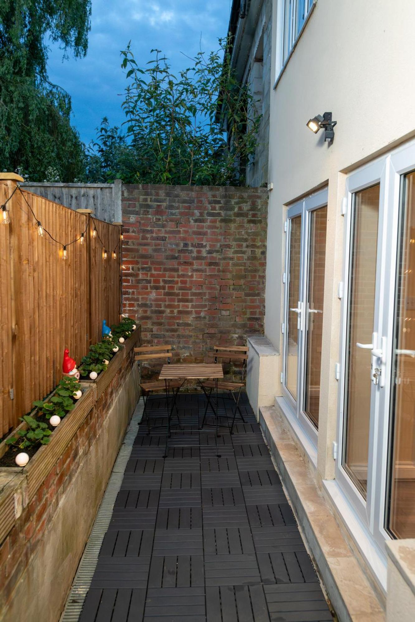 Cosy 1 Bedroom Basement Apartment With Private Patio Area Londen Buitenkant foto