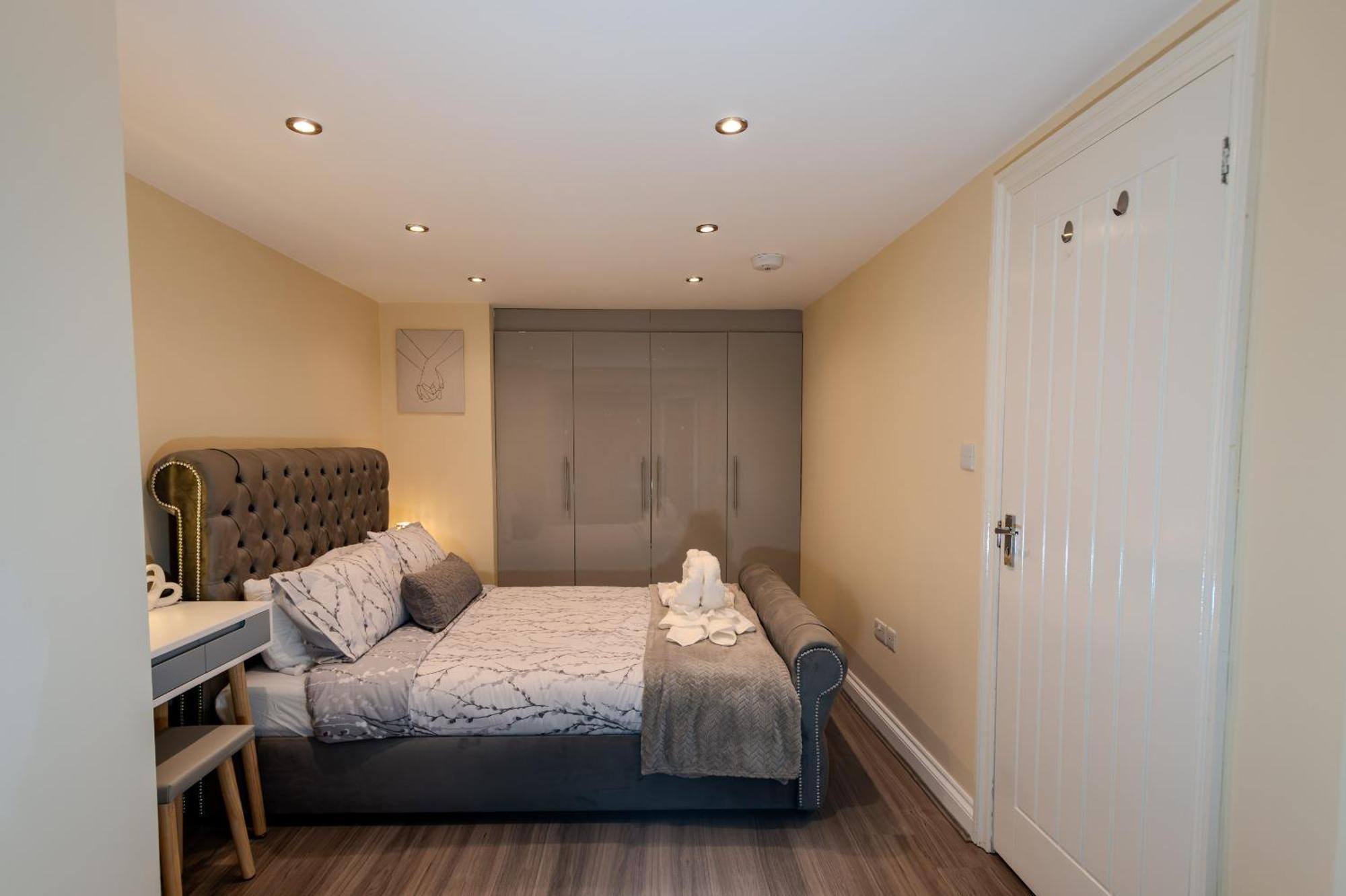 Cosy 1 Bedroom Basement Apartment With Private Patio Area Londen Buitenkant foto