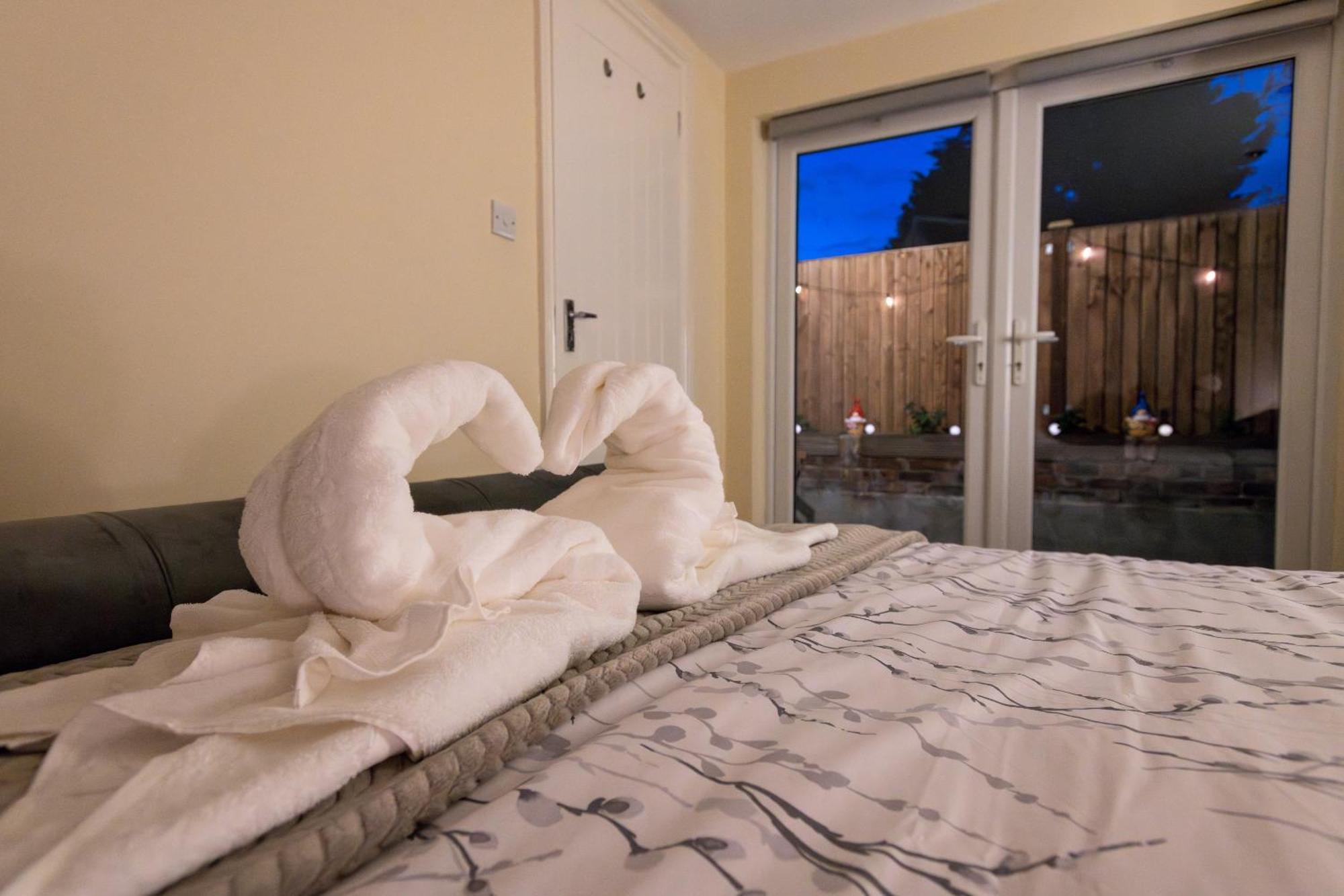 Cosy 1 Bedroom Basement Apartment With Private Patio Area Londen Buitenkant foto