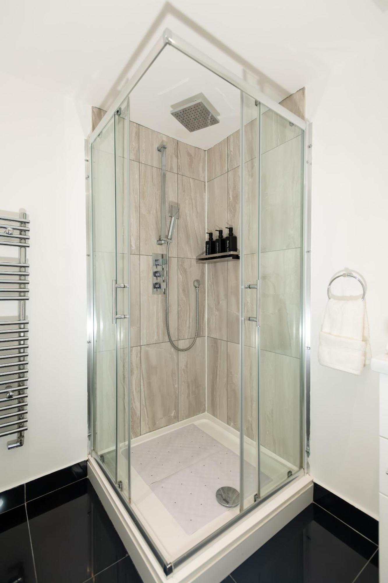 Cosy 1 Bedroom Basement Apartment With Private Patio Area Londen Buitenkant foto